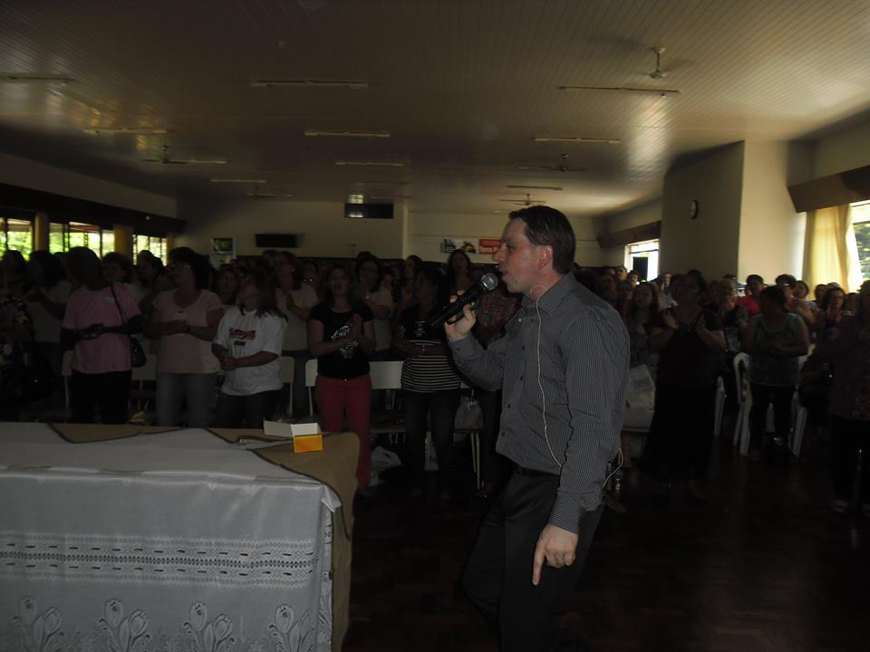 RROBERJAN ROSSINI MINISTRA PALESTRA EM APUCARANA.