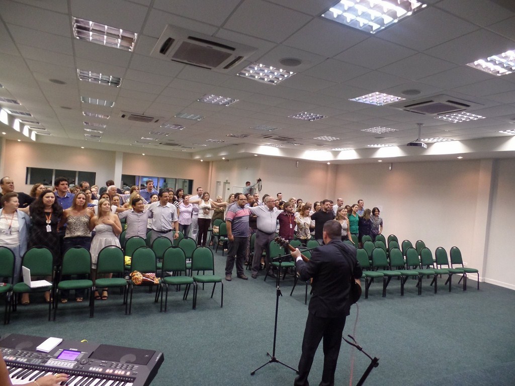 ROBERJAN ROSSINI MINISTRA PALESTRA NA SEMANA PEDAGÓGICA DO CESCAGE